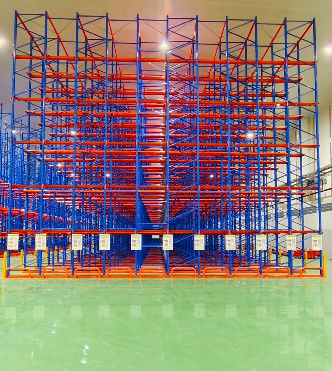 Rak drive-in Perkasa Racking TAP dijual bergaransi — Jual Rak Drive-In per Aplikasi